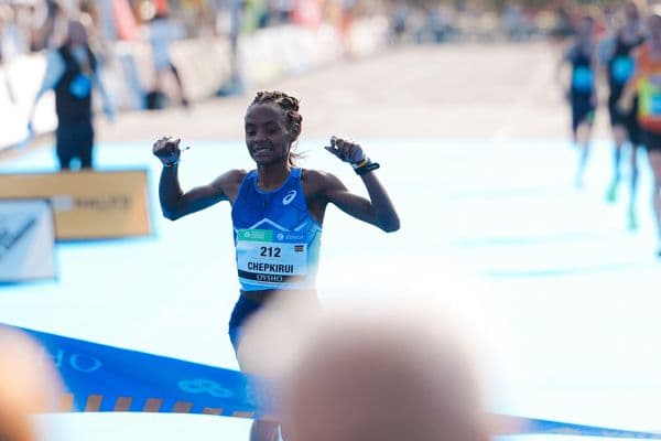 Chepkirui and Kwizera clinch fast half marathon wins in Valencia