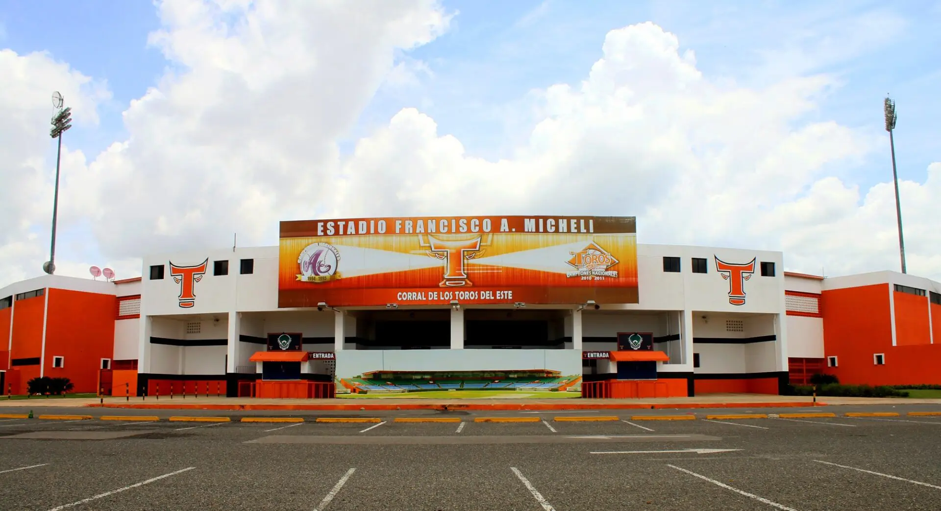 Exterior del Estadio Francisco A. Micheli