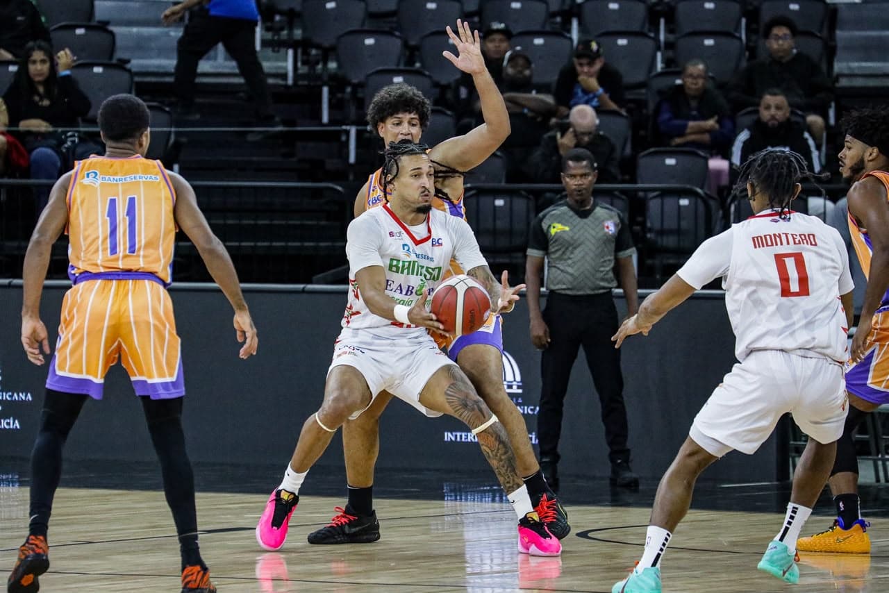 Quezada doble-doble en aplastante triunfo de Bameso eliminando Huellas