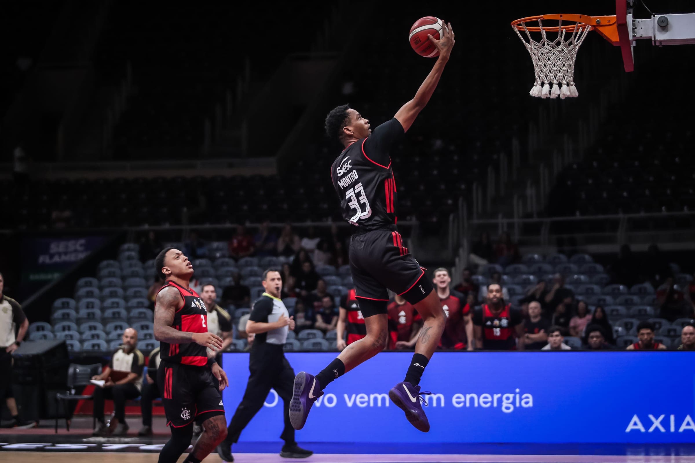 Montero doble-doble en triunfo de Flamengo sobre Paisas