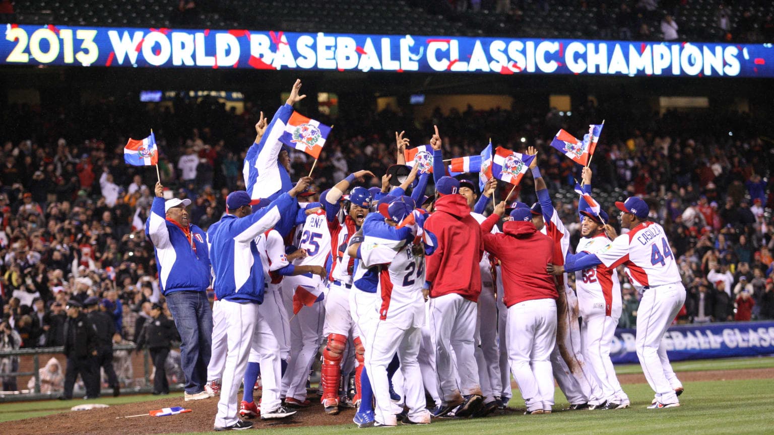 Equipo de Republica Dominicana celebra el titulo del Clasico Mundial 2013