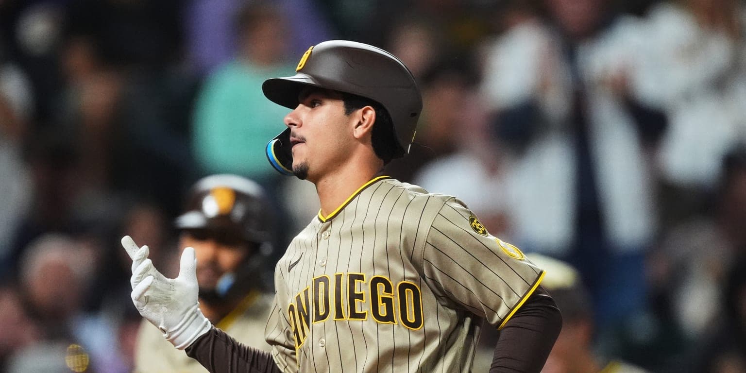 Salas hace historia con sus primeros 2 HR y Padres se afianzan en el 3er Comodín