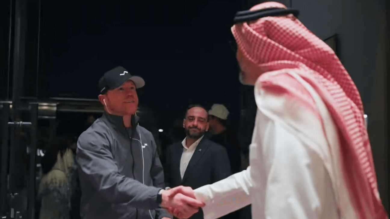 Canelo Álvarez llega a Riad acompañado de Oleksandr Usyk