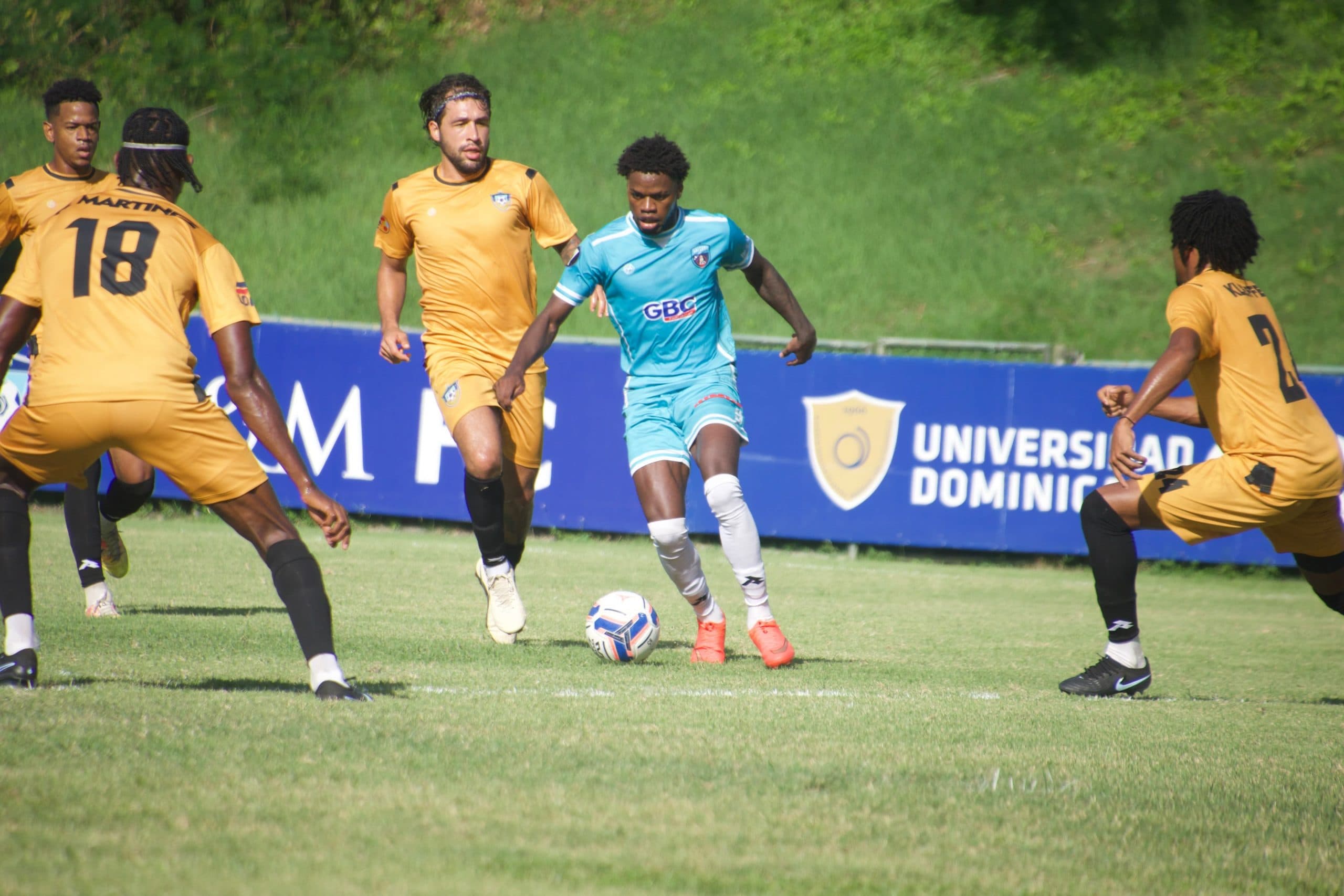 Salcedo vence a OyM y es líder