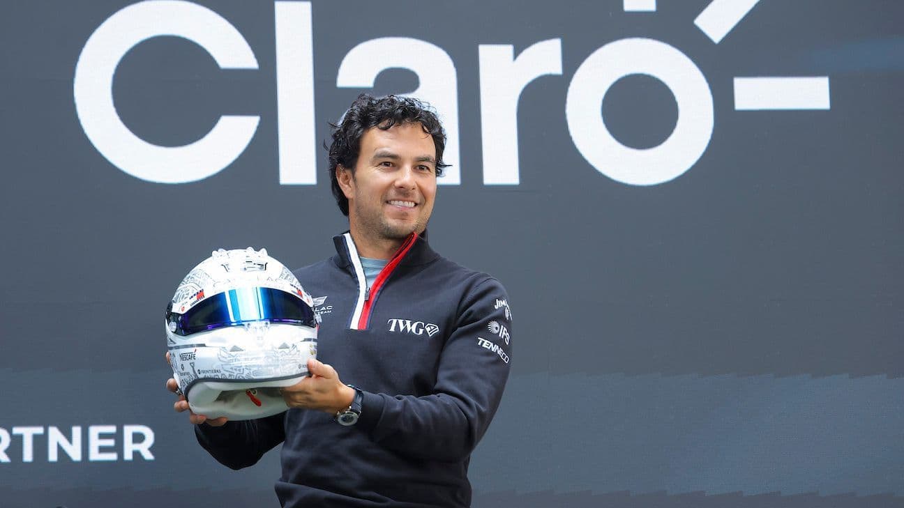 Checo Pérez presenta casco por 300 Grandes Premios en F1