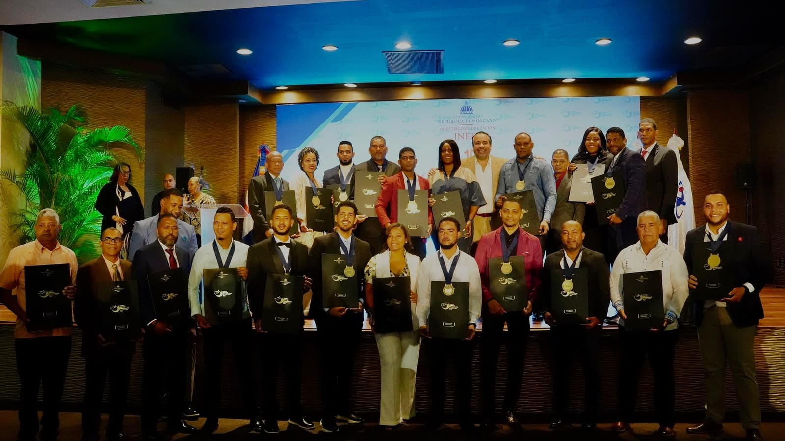 Entregan distinción Medalla al Mérito Magisterial a docentes Educación Física