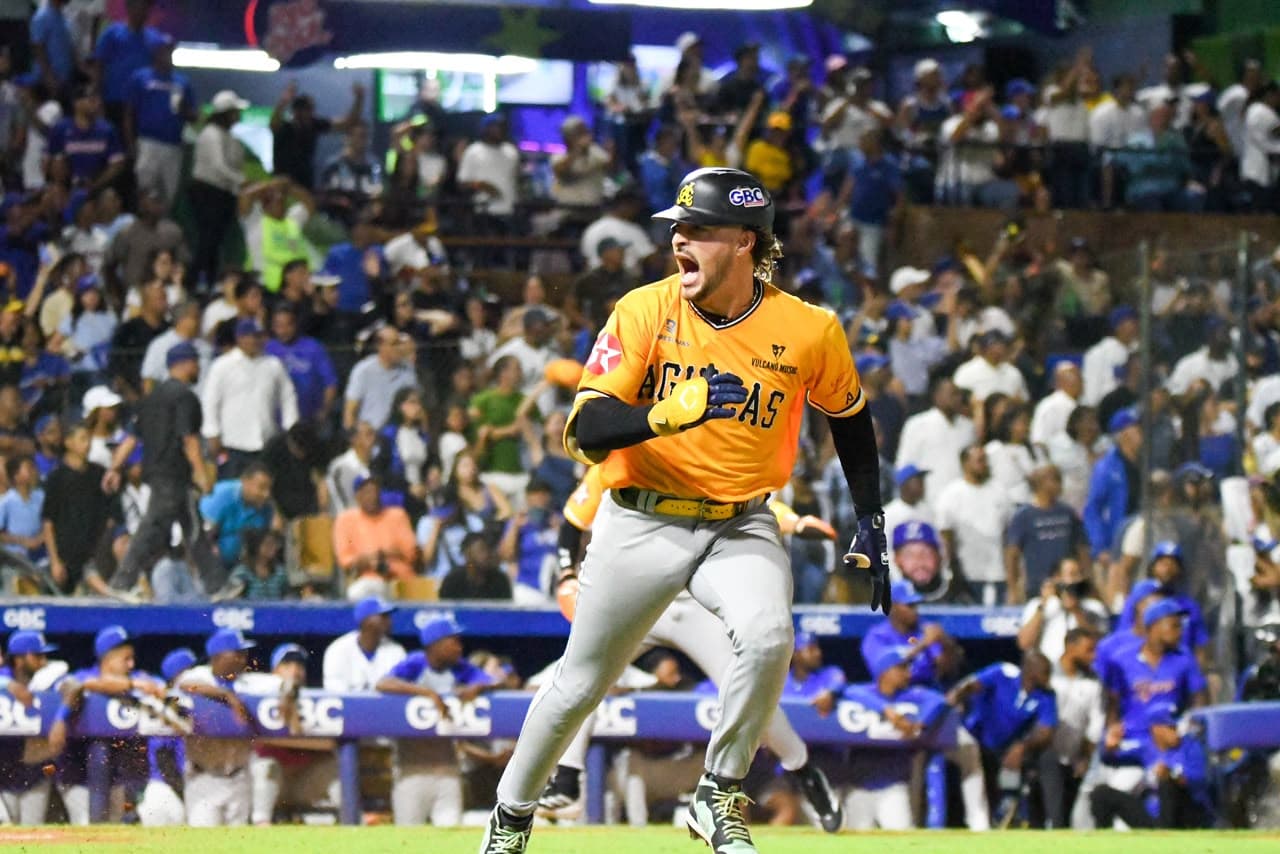 Águilas castigan al Licey; Escogido desborda su ofensiva;
