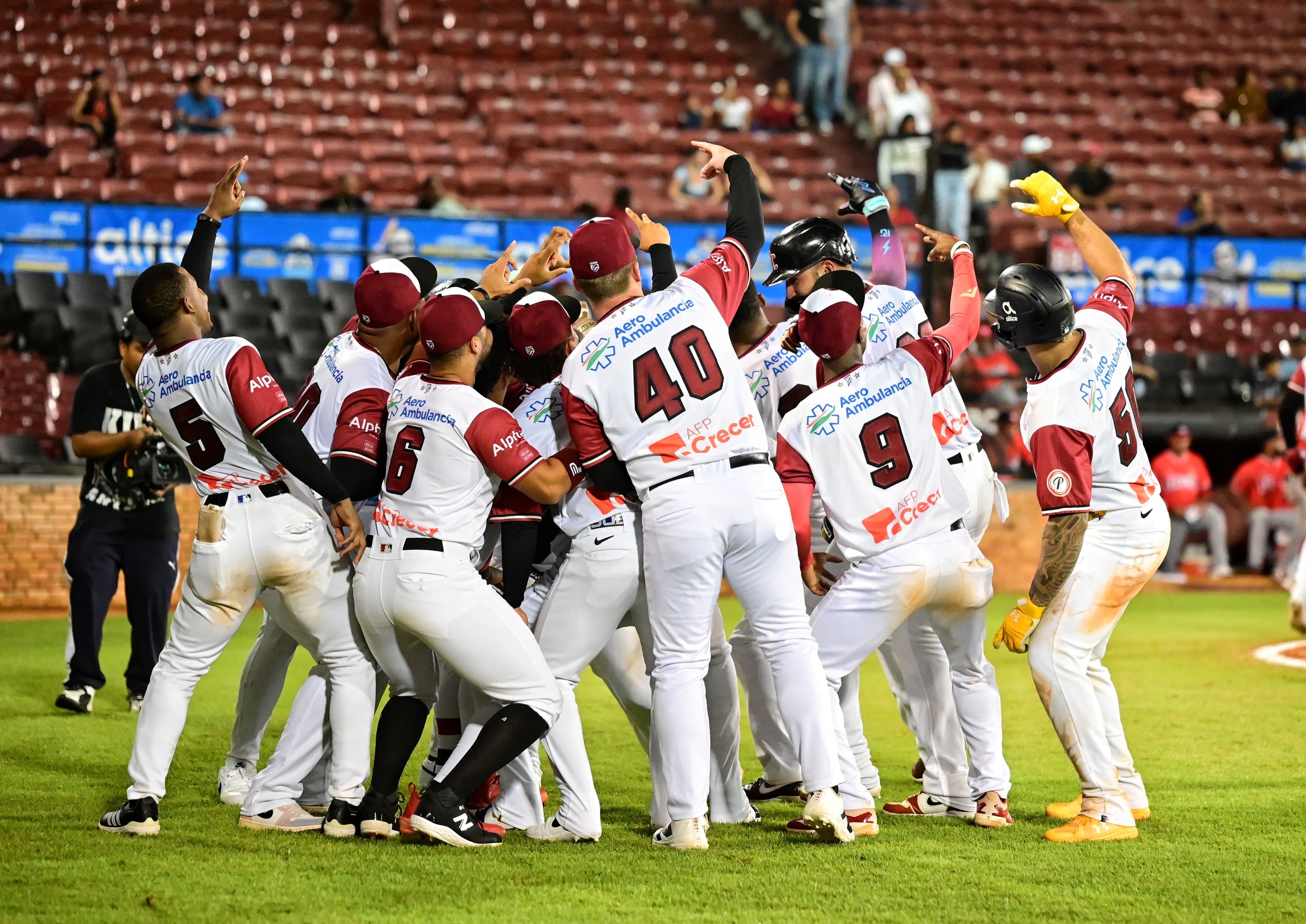 Carlos Peguero llega a 50 jonrones y escala en la historia de LIDOM