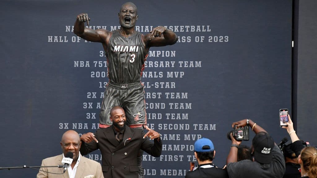 Heat presenta una estatua actualizada de Dwyane Wade