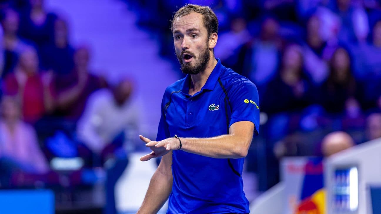 Medvedev, protagonista de otra locura: perdió un punto y golpeó la cancha a puñetazos en Viena