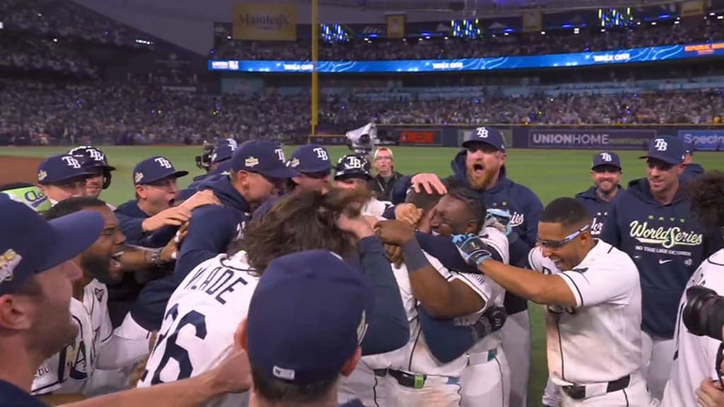 Rays dejan tendidos a Cerveceros en extras y fuerzan un Juego 5 de la Serie Mundial