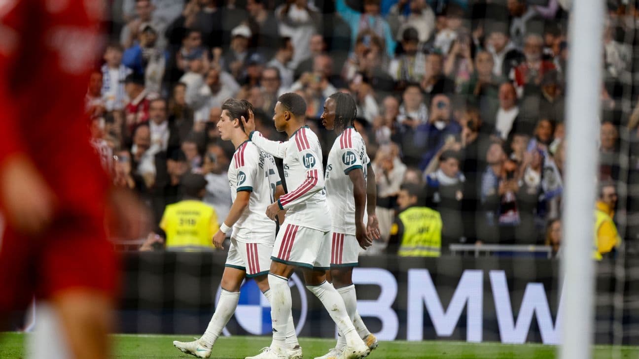 Fanáticos del Real Madrid protestan contra Tebas y el Caso Negreira