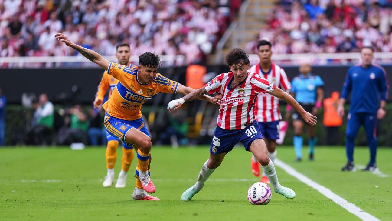 Chivas desaprovecha un hombre más y apenas empata con Tigres