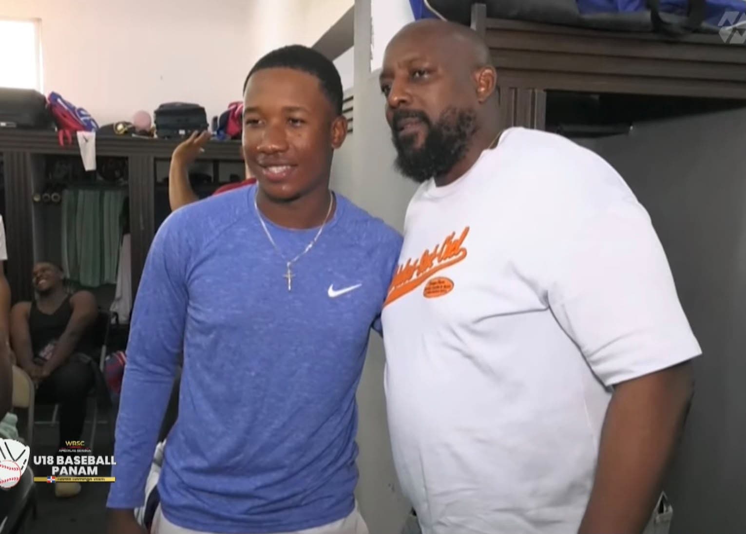 Vladimir Guerrero comparte con los jugadores e la selección dominicana de béeisbol U-18