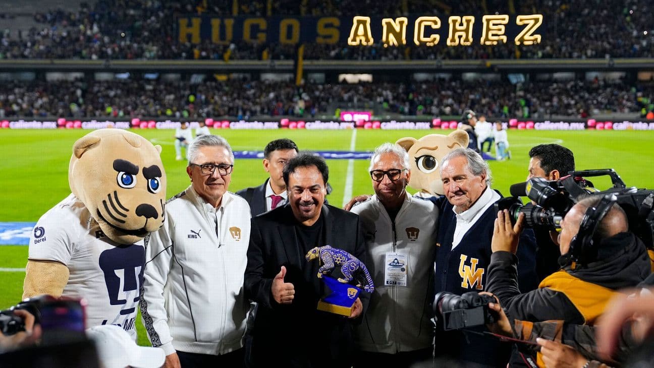 Hugo Sánchez vuelve a CU entre ovaciones por los 50 años de su debut