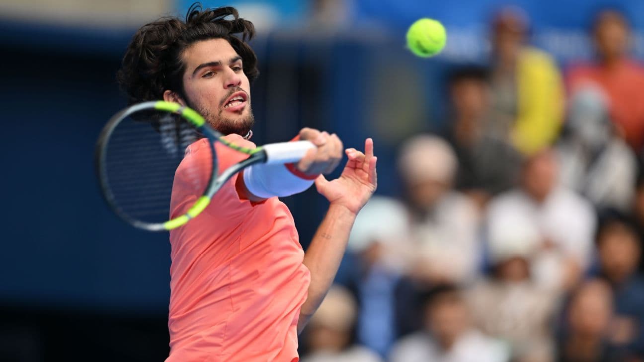 Alcaraz remontó un primer set durísimo, aprovechó el retiro de Shapovalov y se metió en las semis de Tokio