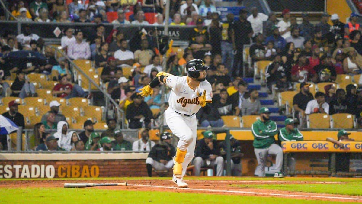 Águilas aprovechan descontrol de Maríñez y error de Bernal para vencer a Estrellas en 11 innings
