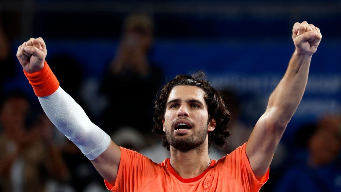 Alcaraz no la tenía fácil pero venció al jet lag, a las condiciones climáticas y a un rival trampa en su debut de Tokio