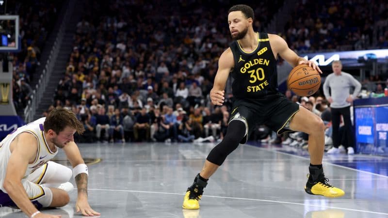 Steph le gana duelo a Luka, impulsa remontada de Warriors de 25 puntos vs Lakers