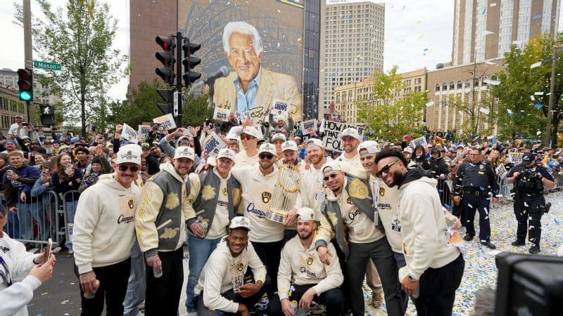 Brewers y fans festejan título de Serie Mundial en Milwaukee