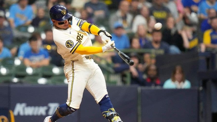 William Contreras hace historia y lidera triunfo de Milwaukee en apertura de la Serie Mundial.