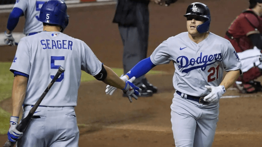 Kiké Hernández honró a Roberto Clemente con un jonrón vestido con el 21.