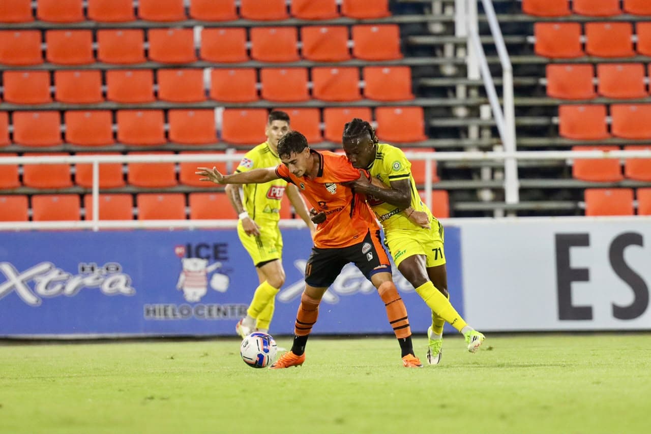 Salcedo vence a Delfines y gana fase regular. Cibao gana a Moca y clasifica a semis